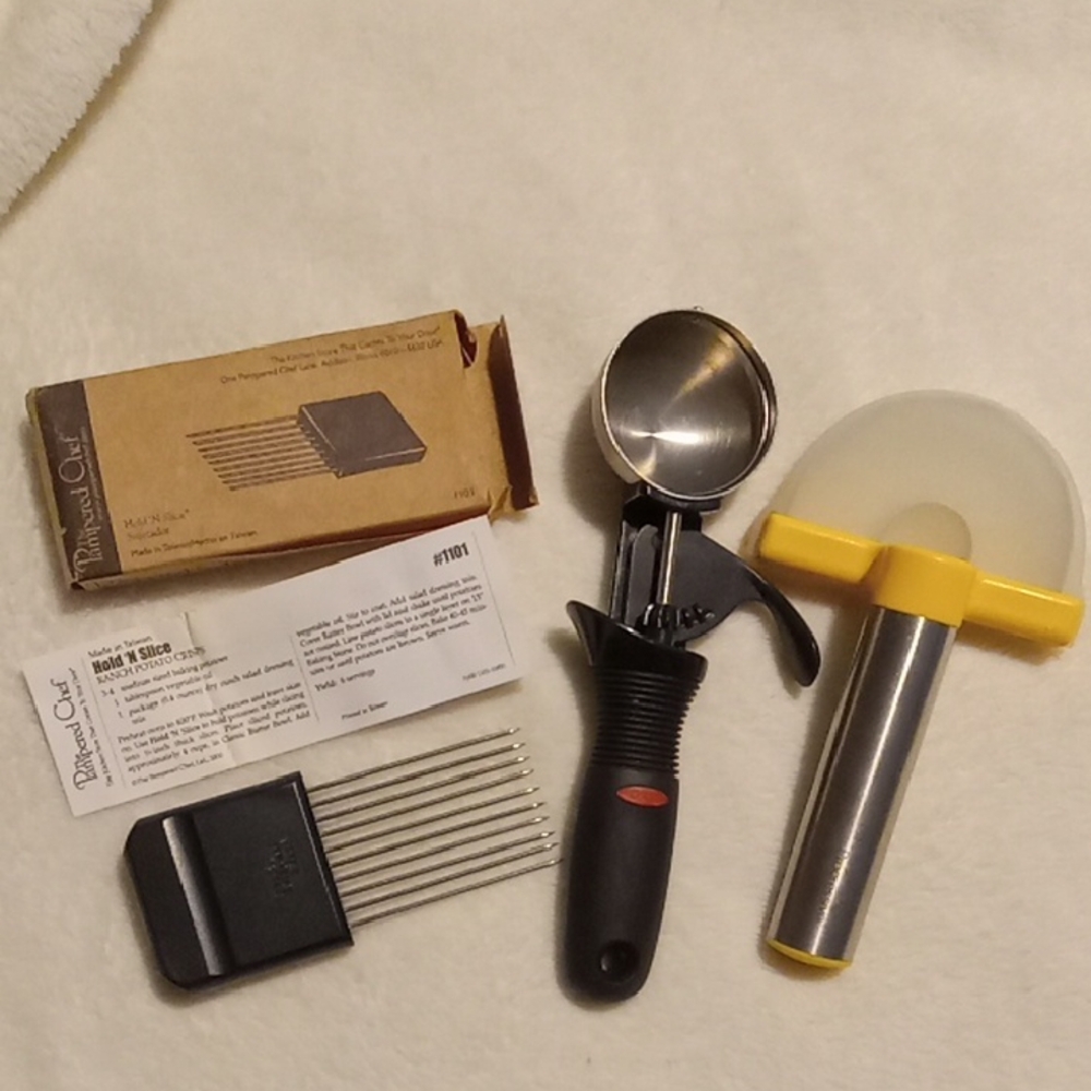 Pampered Chef Hold 'N Slice, Ice Cream Scoop, and Pineapple Cutter With Cover